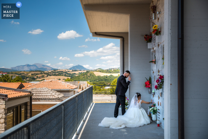 Cimitero Hochzeitstag preisgekröntes Bild von Erinnerungen. Die weltbesten Hochzeitsfotografie-Wettbewerbe werden von der WPJA veranstaltet