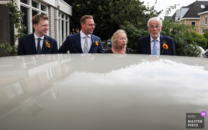 Tiel trouwdag bekroonde afbeelding bij de auto voor vertrek naar de locatie van de ceremonie