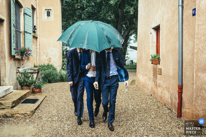 Imagem premiada do dia nupcial de Beaujolais de Convidados se protegendo da chuva