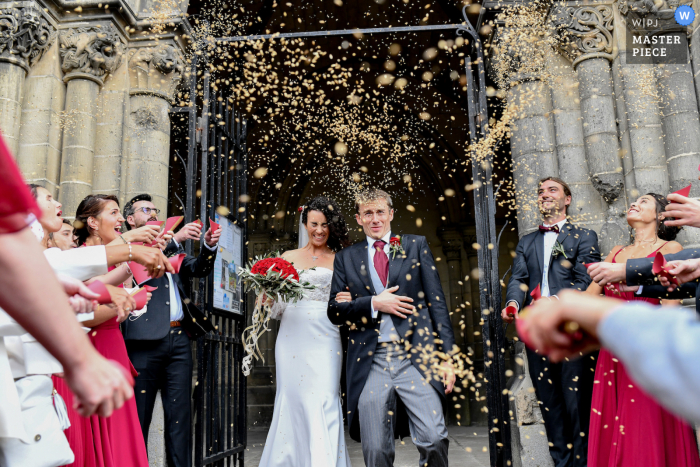 Frankreichs Hochzeitstag preisgekröntes Bild von Die Familie, die das Brautpaar mit Weizen bewirft