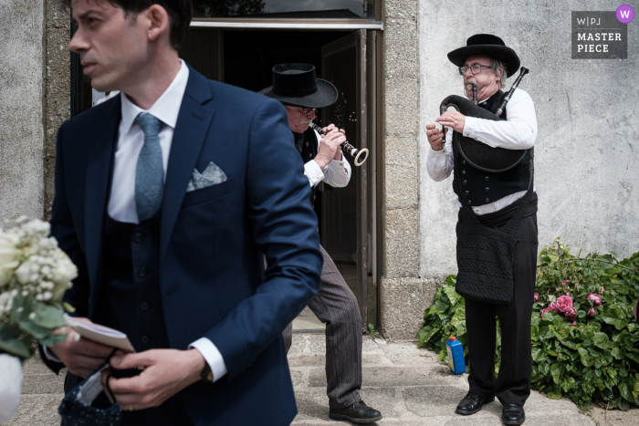 Imagem premiada do dia nupcial da Bretanha de músicos bretões dando as boas-vindas aos noivos