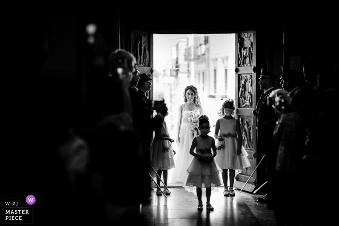 Imagen premiada de la ceremonia de matrimonio en interiores de Apulia, Italia que muestra la entrada de la novia