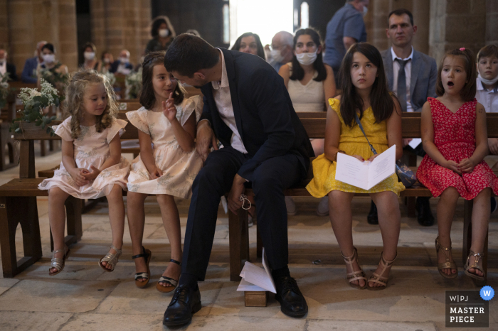 Imagem vencedora do prêmio da cerimônia de casamento em tule mostrando Crianças na igreja