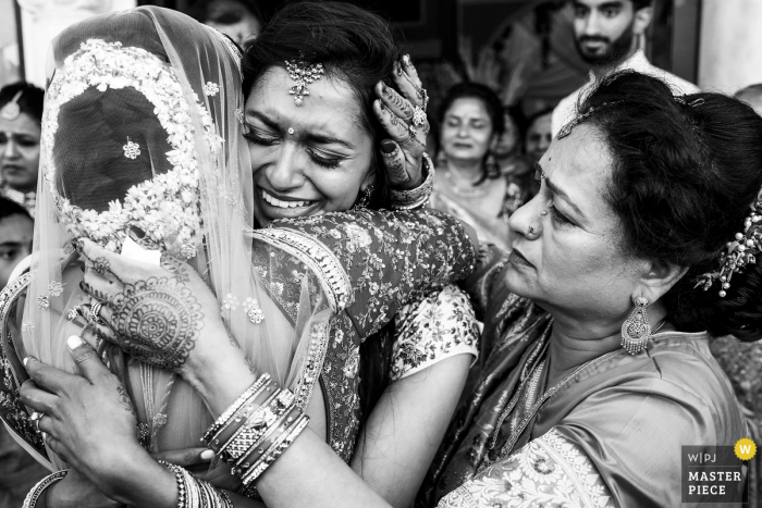 Imagen premiada del día nupcial de Fremont de abrazos de vidaii. Los mejores concursos de fotografía de bodas del mundo son organizados por la WPJA