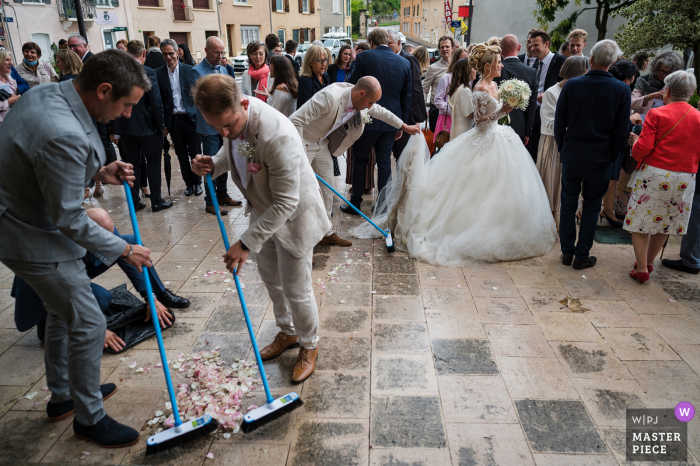 Bekroonde afbeelding van een bekroonde afbeelding van een kerk die buiten veegt. 'S Werelds beste huwelijksfotografiewedstrijden worden georganiseerd door de WPJA