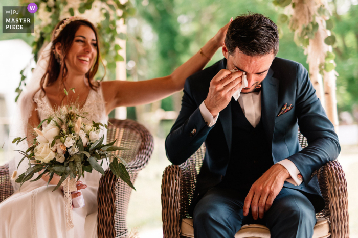 Auvergne openluchthuwelijksceremonie bekroonde afbeelding van de huilende bruidegom tijdens de ceremonie. 'S Werelds beste trouwfotowedstrijden gepresenteerd door de WPJA