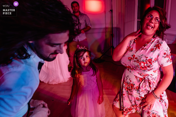 Imagem premiada da festa de recepção de interior de Brittany que mostra a festa de casamento. Os fotógrafos de casamento mais qualificados do mundo são membros da WPJA