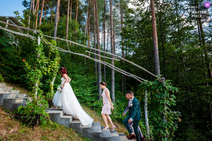 Raiski Zaliv, Goliama Zheliazna, Bulgarien, preisgekröntes Bild der Hochzeit im Freien, das die Braut auf dem Weg zur Zeremonie zeigt