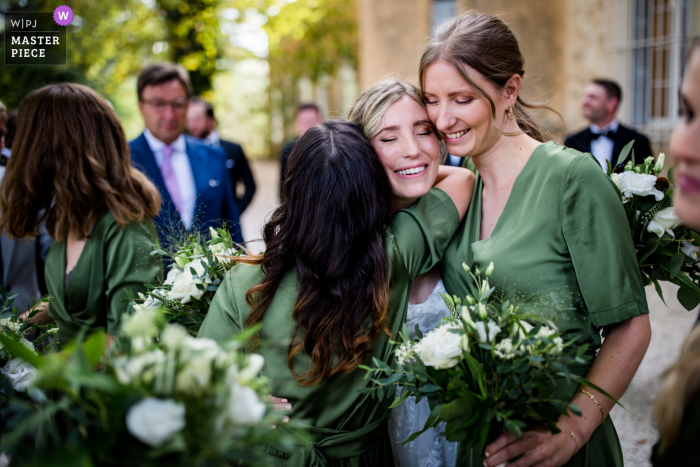 Image primée de la cérémonie de mariage en plein air de Biarritz montrant l'heure des félicitations. Les meilleurs concours de photos de mariage au monde présentés par la WPJA