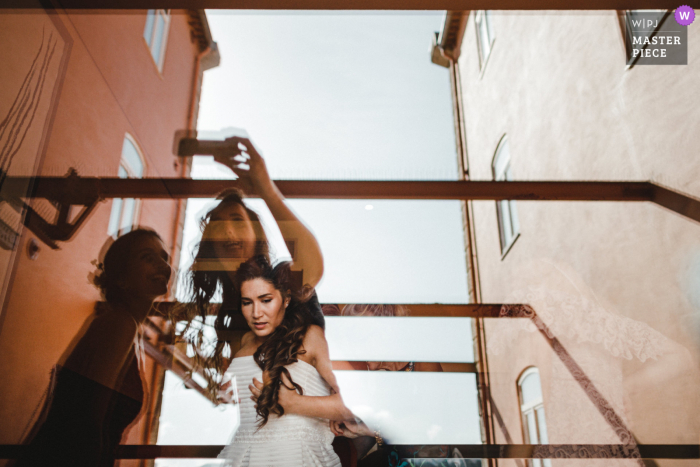 Porto, Portugal voorbereidingstijd voor het huwelijk bekroonde foto die de reflecties van de bruid in glazen ramen vastlegt. 'S Werelds beste trouwfotowedstrijden worden gehouden door de WPJA