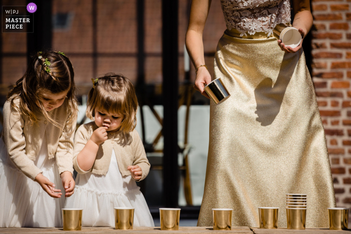 't Goed Indoye immagine premiata per il ricevimento di nozze che mostra ragazze di fiori con coppe d'oro. I fotografi di matrimoni più abili al mondo sono membri del WPJA