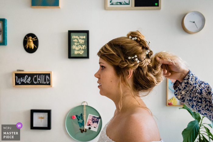 Eeklo huwelijksvoorbereidingstijd bekroonde foto van de bruid die haar haar laat repareren. 'S Werelds beste trouwfotowedstrijden worden gehouden door de WPJA