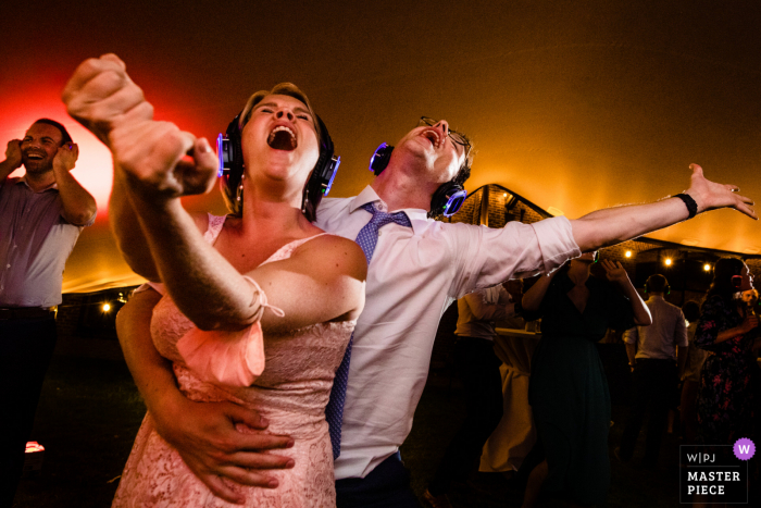 Foto premiada da festa de recepção de casamento ao ar livre de 't Goed Indoye que registrou uma cena de festa festiva. Os melhores fotógrafos de casamento do mundo competem no WPJA