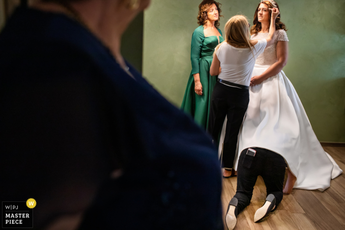 Imagen ganadora de premios del tiempo de preparación del matrimonio en Siena que captura a la novia preparándose. Los mejores concursos de imágenes de bodas del mundo los organiza la WPJA