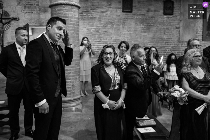 Immagine premiata della cerimonia di matrimonio al coperto di Siena che mostra una salvietta lacrimale in bianco e nero. I migliori concorsi di foto di matrimonio al mondo sono presentati tramite il WPJA