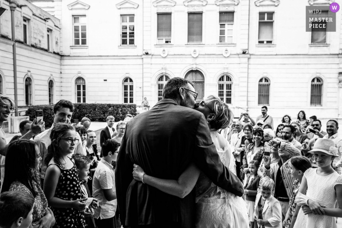 Ardeche huwelijksdag bekroonde afbeelding van een kus bij uitgang in BW. 'S Werelds beste huwelijksfotografiewedstrijden worden georganiseerd door de WPJA