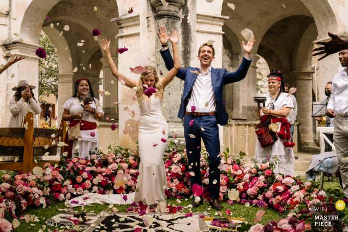 Quinta Real, Oaxaca huwelijksdag bekroonde afbeelding van de bloemenzegen aan het einde van de Zapotec-ceremonie. 'S Werelds beste huwelijksfotografiewedstrijden worden georganiseerd door de WPJA