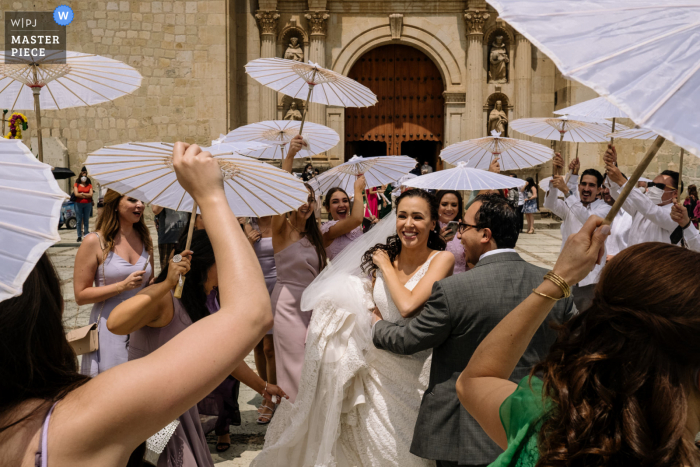 Foto pluripremiata del ricevimento di matrimonio all'aperto della città di Oaxaca che ha registrato una parata nuziale di Calenda. I migliori fotografi di matrimoni del mondo competono al WPJA