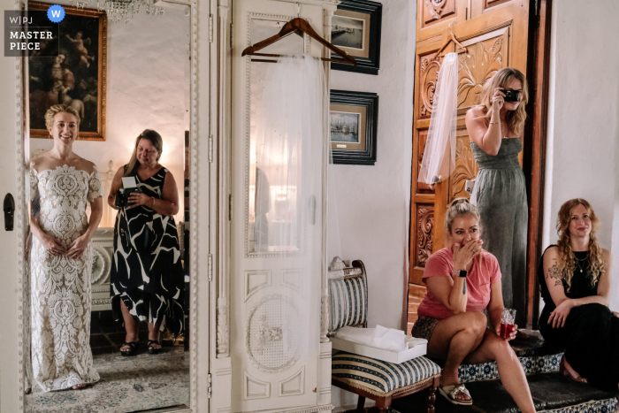 Hacienda Acamilpa tempo de preparação para o casamento foto premiada capturando a noiva pronta, rodeada de amigos. Os melhores concursos de imagens de casamento do mundo são realizados pela WPJA