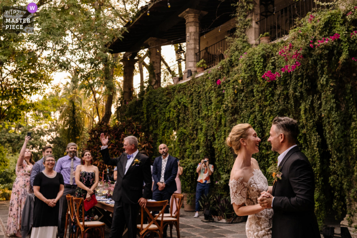 Hacienda Acamilpa outdoor huwelijksreceptie bekroonde foto die de eerste dans van de paren heeft vastgelegd. 'S Werelds beste trouwfotografen strijden tegen de WPJA