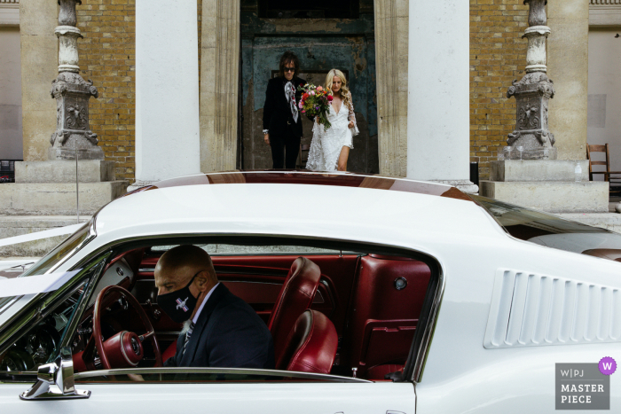 Imagem vencedora do prêmio da cerimônia de casamento de Londres, Inglaterra, mostrando o casal indo para o carro do casamento. Os melhores concursos de fotos de casamento do mundo são apresentados através do WPJA