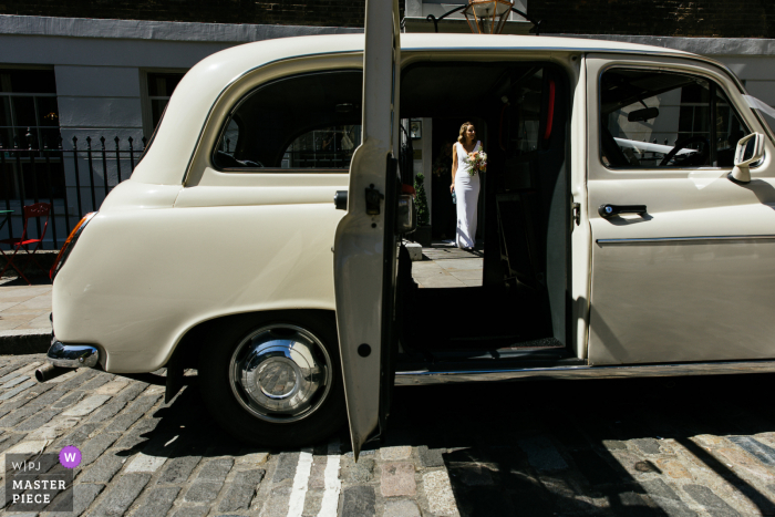 The Letter, London huwelijksdag bekroonde afbeelding van de bruid op weg naar de trouwauto. 'S Werelds beste huwelijksfotografiewedstrijden worden georganiseerd door de WPJA