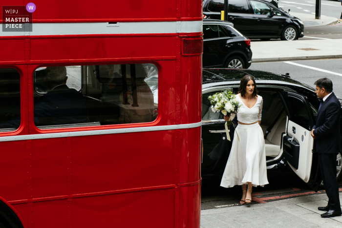 Marylebone Town Hall, imagem premiada do dia nupcial de Londres da noiva chegando para a cerimônia. Os melhores concursos de fotografia de casamento do mundo são organizados pela WPJA