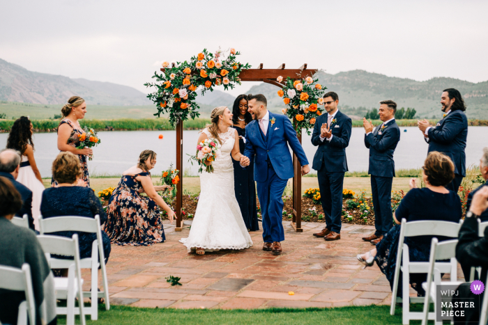 Imagem premiada da cerimônia de casamento ao ar livre do Colorado mostrando a noiva e o noivo recém-casados. Os melhores concursos de fotos de casamento do mundo apresentados pela WPJA