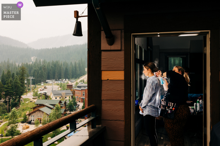 Colorado Ehevorbereitungszeit preisgekröntes Bild, das die Braut beim Vorbereiten festhält. Die weltbesten Hochzeitsbildwettbewerbe werden von der WPJA veranstaltet