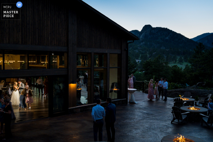 Bekroonde foto van het Colorado-huwelijksreceptiefeest met de bruid en bruidegom op de dansvloer. 'S Werelds meest bekwame trouwfotografen zijn lid van de WPJA