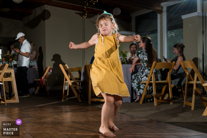 Foto premiada da festa da recepção de casamento no interior do Colorado, mostrando a intensidade da pista de dança. Os fotógrafos de casamento mais qualificados do mundo são membros da WPJA