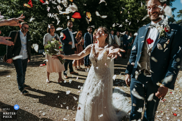 Villa Emma, ​​Poitiers huwelijksdag bekroonde afbeelding van de uitgang van de ceremonie van het bloemblad. 'S Werelds beste huwelijksfotografiewedstrijden worden georganiseerd door de WPJA