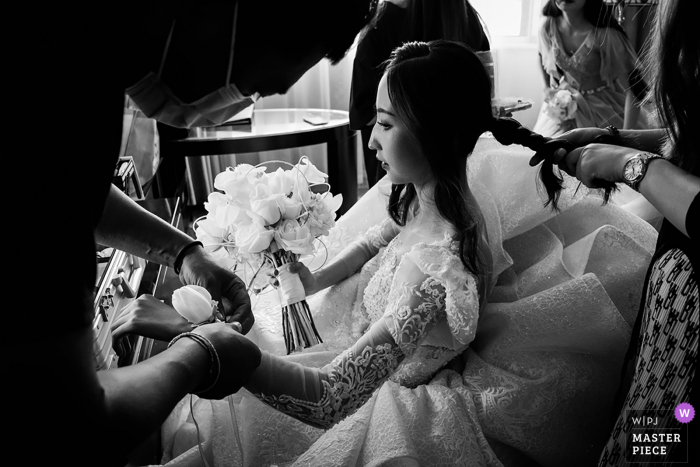 Tiempo de preparación del matrimonio en Beijing, captura de imágenes ganadora de premios Preparándose en BW. Los mejores concursos de imágenes de bodas del mundo los organiza la WPJA