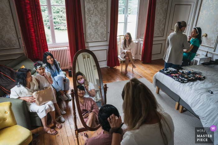 Le Cellier, Frankreich Heiratsvorbereitung preisgekrönte Bildaufnahme Vorbereitungen für die Hochzeitsfeier. Die weltbesten Hochzeitsbildwettbewerbe werden von der WPJA veranstaltet