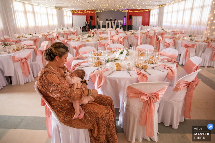 Vogezen indoor bruiloftsreceptie bekroonde foto met dinertijd voor een jonge gast. 'S Werelds meest bekwame trouwfotografen zijn lid van de WPJA