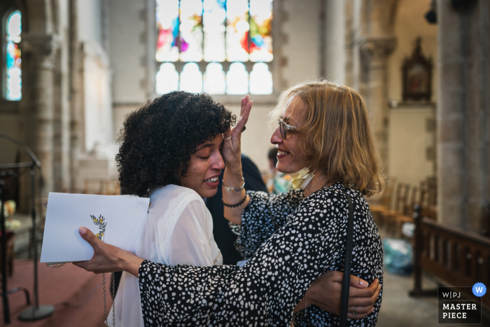 Saint Cast, França, imagem premiada do dia nupcial da noiva chorando com a mãe. Os melhores concursos de fotografia de casamento do mundo são organizados pela WPJA