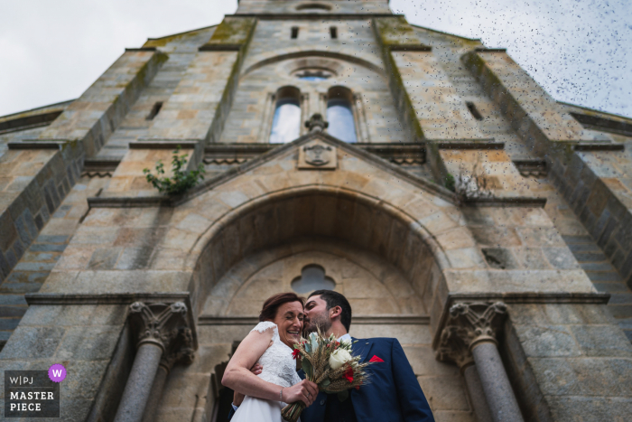 Saint Cast, France image primée du jour des noces du couple juste après la cérémonie. Les meilleurs concours de photographie de mariage au monde sont organisés par la WPJA