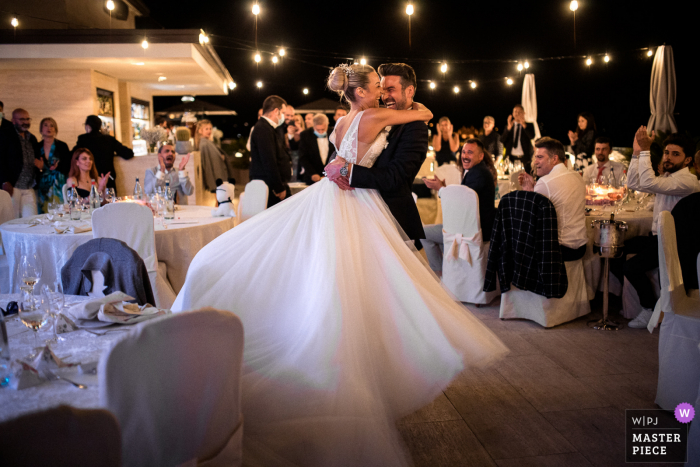 Hotel La Palma, Stresa, Italien preisgekröntes Bild der Innenhochzeitsfeier, das den ersten Tanz der Paare zeigt. Die besten Hochzeitsfotografen der Welt sind Mitglieder der WPJA