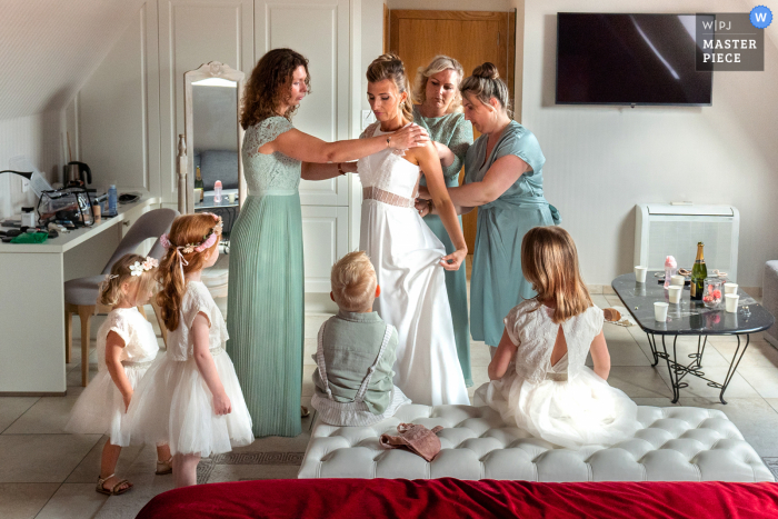 Tempo de preparação para o casamento em Lille. Foto premiada que captura os preparativos para a noiva com suas testemunhas e filhos. Os melhores concursos de imagens de casamento do mundo são realizados pela WPJA