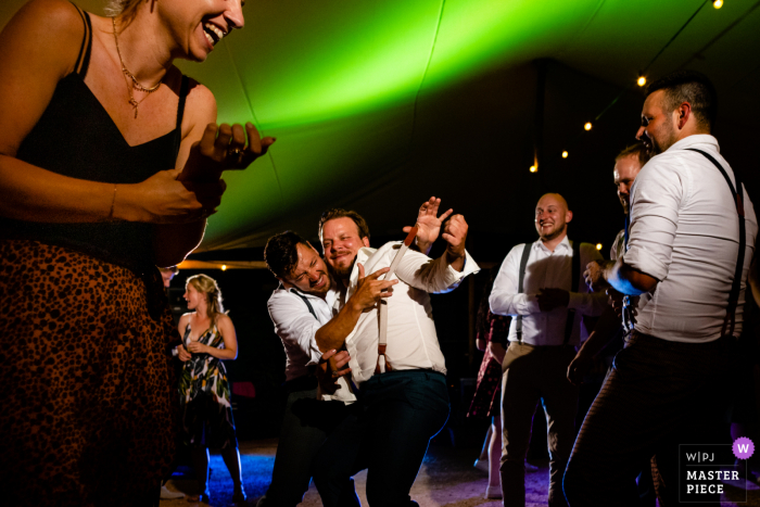 Urbino, Italien, preisgekröntes Foto der Hochzeitsempfangsparty, das den Bräutigam mit Freunden auf der Tanzfläche aufgenommen hat - aus den weltweit besten Hochzeitsfotografie-Wettbewerben, die von der WPJA angeboten werden