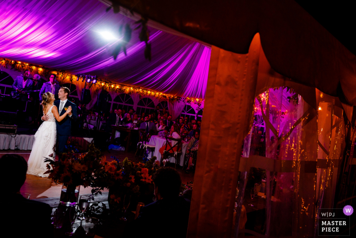 Foto ganadora de premios de la fiesta de recepción matrimonial de Colorado que ha grabado el Primer baile nocturno bajo la iluminación de un DJ, de los mejores concursos de fotografía de bodas del mundo ofrecidos por la WPJA.