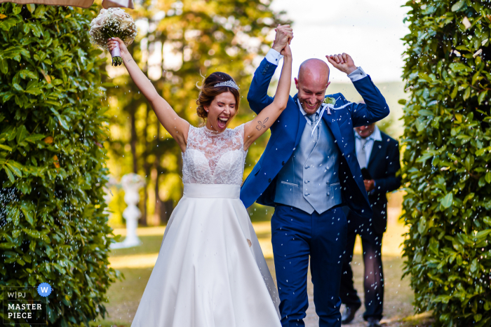 Castello Formentini ، و San Floriano del Collio ، و Gorizia في يوم الزفاف ، صورة حائزة على جائزة عن لحظة Confetti أثناء المغادرة في الهواء الطلق - من أفضل مسابقات تصوير حفلات الزفاف في العالم التي تستضيفها WPJA