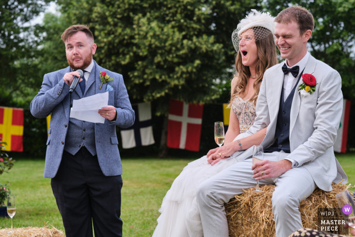 Imagem vencedora do prêmio do dia nupcial de West Peckham, Kent, do discurso do melhor homem, esplendidamente proferida da maneira mais seca possível - nos melhores concursos de fotografia de casamento do mundo promovidos pela WPJA