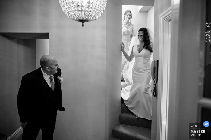 Compton Verney preparándose para el matrimonio foto ganadora del premio que captura al padre viendo a su hija por primera vez con su vestido, de los mejores concursos de fotografía de bodas del mundo organizados por la WPJA