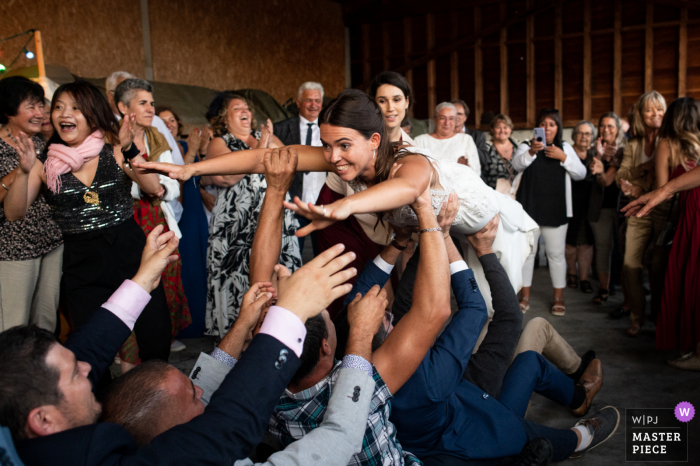 Domaine Pierre Gaillard huwelijksreceptie bekroonde foto die een Paquito heeft opgenomen, wanneer de bruid op mensen springt - van 's werelds beste huwelijksfotografiewedstrijden aangeboden door de WPJA