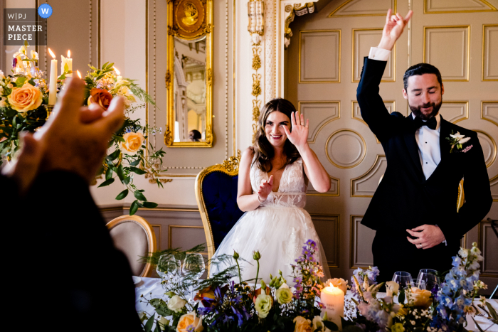 Markree Castle, Ierland bekroonde foto voor huwelijksreceptie waarop de grote entree van bruid en bruidegom is vastgelegd - van 's werelds beste huwelijksfotografiewedstrijden aangeboden door de WPJA