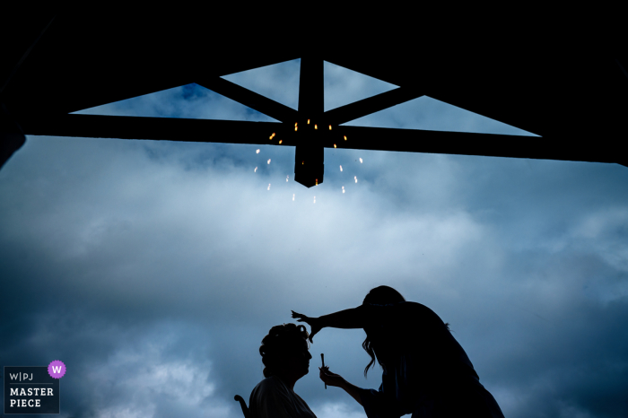 Mountain Top Inn - Chittenden, Vermont preparándose para el matrimonio, captura de imágenes ganadora de premios La novia maquillándose bajo las nubes afuera, de los mejores concursos de fotografía de bodas del mundo organizados por la WPJA