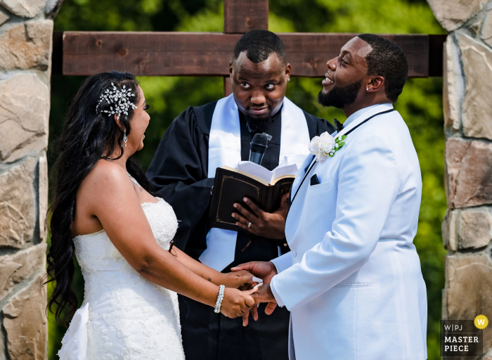 Imagem vencedora do prêmio da cerimônia de casamento de Tuscan Ridge, mostrando um casal fazendo seus votos ao ar livre - nos melhores concursos de fotografia de casamento do mundo apresentados pela WPJA