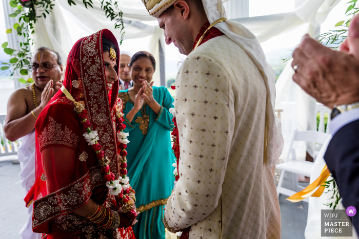 Omni Mount Washington Resort in Bretton Woods, New Hampshire, preisgekröntes Bild der Hochzeitszeremonie, das das Paar zeigt, das sich zum ersten Mal bei seiner Hindu-Hochzeit sieht – aus den weltweit besten Hochzeitsfotografie-Wettbewerben der WPJA