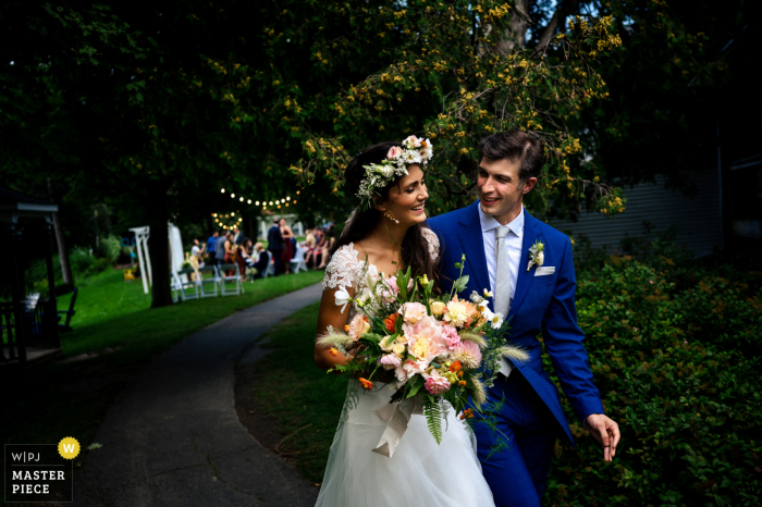 Basin Harbour Club - Imagen premiada de la ceremonia de matrimonio de Vermont que muestra a los novios en el recreo de su evento al aire libre - de los mejores concursos de fotografía de bodas del mundo presentados por la WPJA